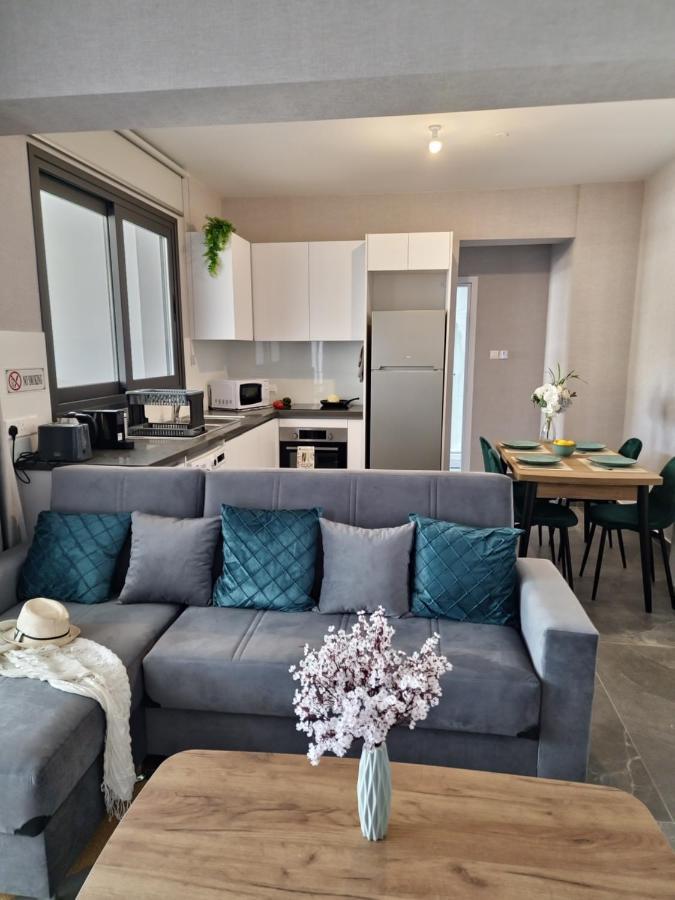 Carisa Deluxe Apartment With Jacuzzi Larnaca Dış mekan fotoğraf