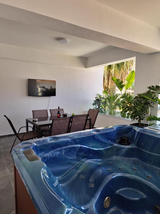 Carisa Deluxe Apartment With Jacuzzi Larnaca Dış mekan fotoğraf