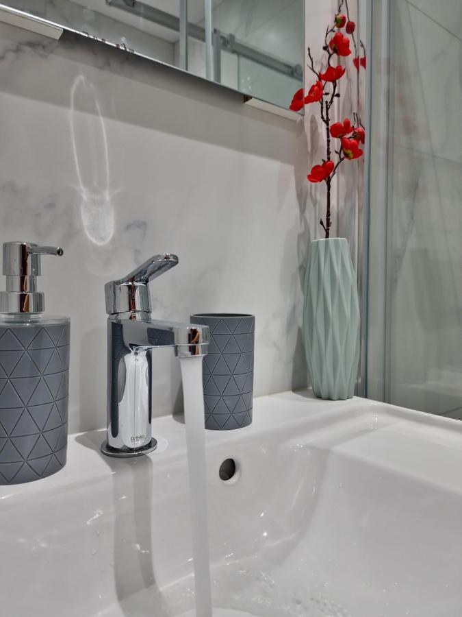 Carisa Deluxe Apartment With Jacuzzi Larnaca Dış mekan fotoğraf