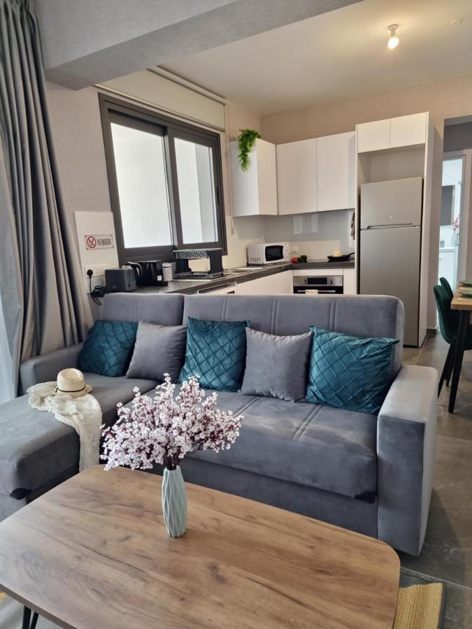 Carisa Deluxe Apartment With Jacuzzi Larnaca Dış mekan fotoğraf