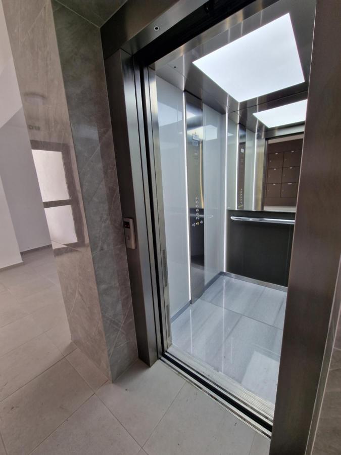 Carisa Deluxe Apartment With Jacuzzi Larnaca Dış mekan fotoğraf