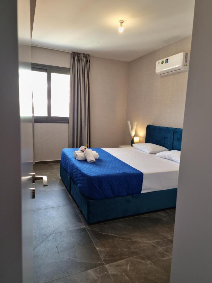 Carisa Deluxe Apartment With Jacuzzi Larnaca Dış mekan fotoğraf