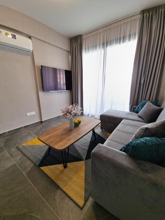 Carisa Deluxe Apartment With Jacuzzi Larnaca Dış mekan fotoğraf