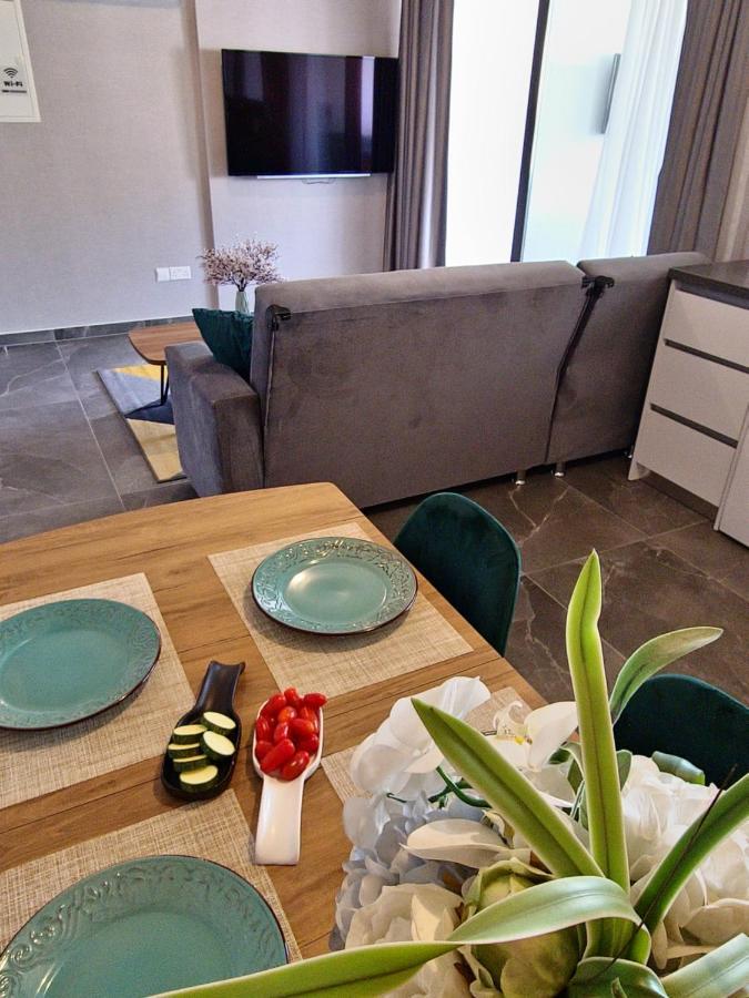 Carisa Deluxe Apartment With Jacuzzi Larnaca Dış mekan fotoğraf
