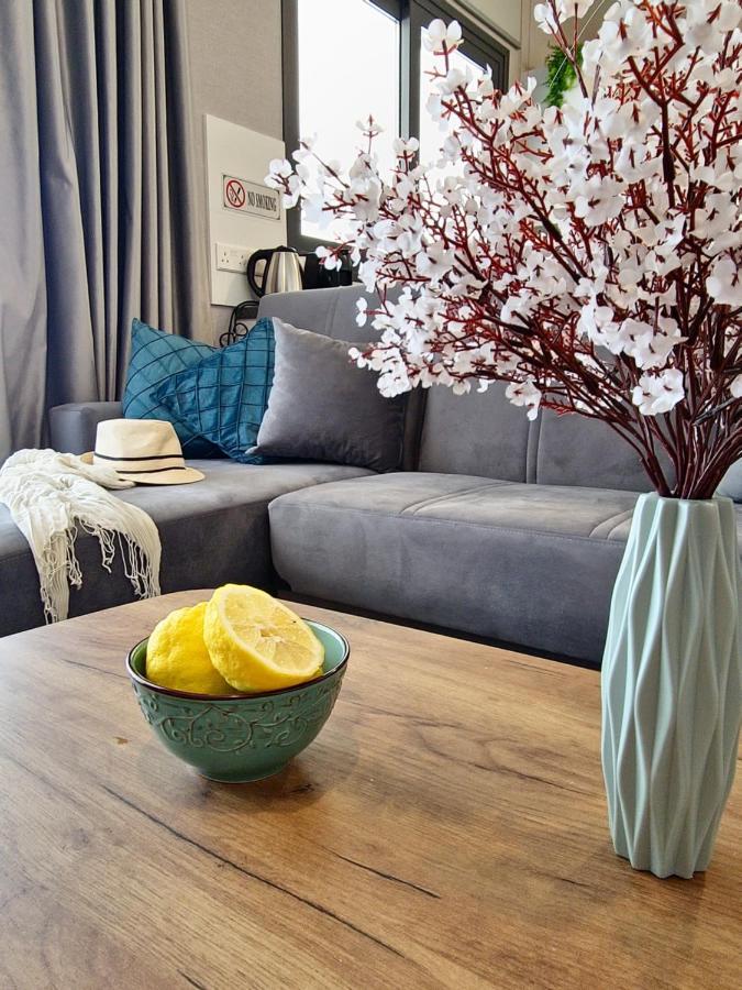 Carisa Deluxe Apartment With Jacuzzi Larnaca Dış mekan fotoğraf