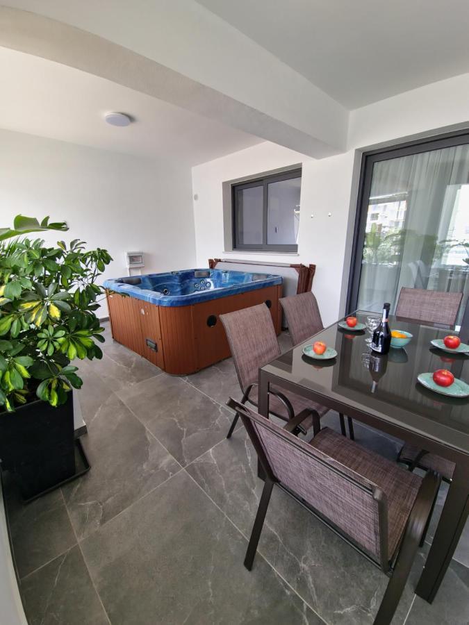 Carisa Deluxe Apartment With Jacuzzi Larnaca Dış mekan fotoğraf