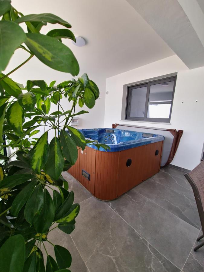 Carisa Deluxe Apartment With Jacuzzi Larnaca Dış mekan fotoğraf