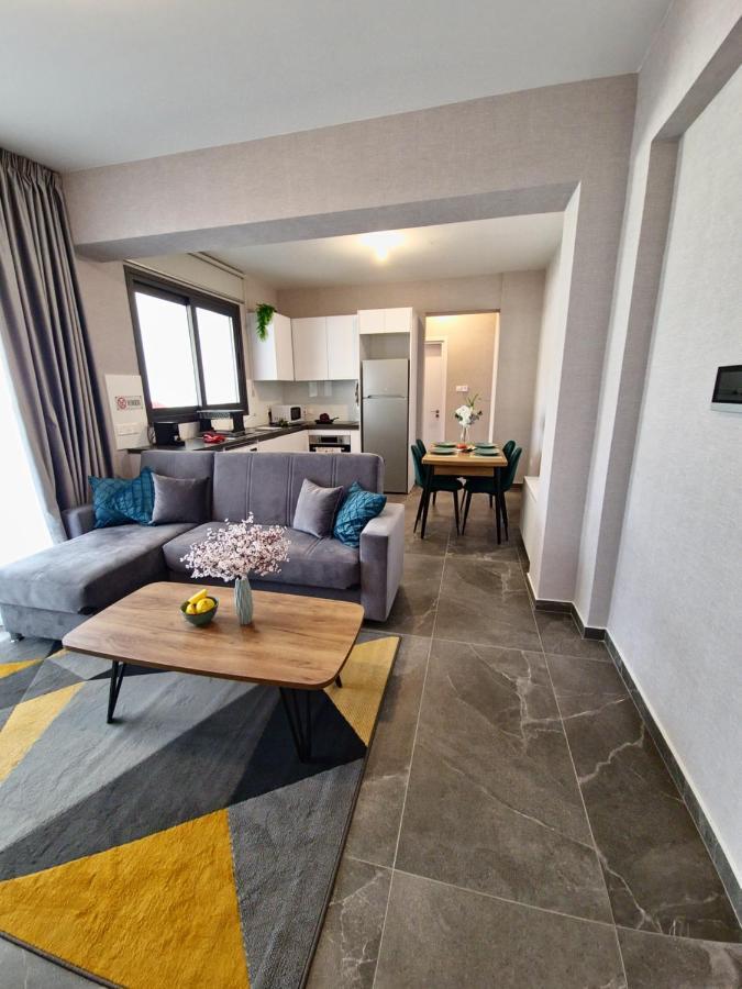 Carisa Deluxe Apartment With Jacuzzi Larnaca Dış mekan fotoğraf