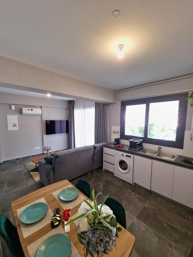 Carisa Deluxe Apartment With Jacuzzi Larnaca Dış mekan fotoğraf