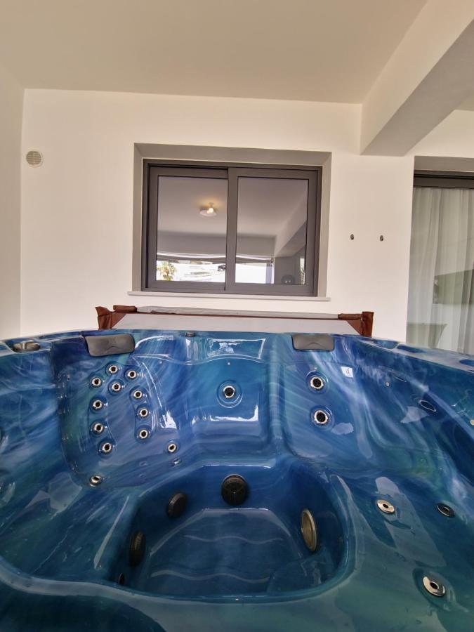 Carisa Deluxe Apartment With Jacuzzi Larnaca Dış mekan fotoğraf