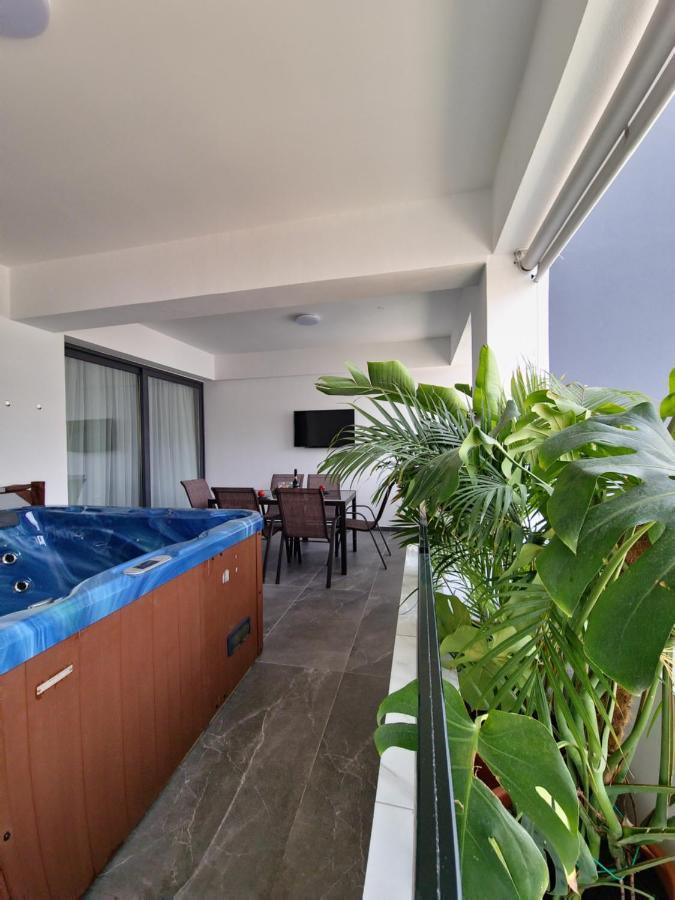 Carisa Deluxe Apartment With Jacuzzi Larnaca Dış mekan fotoğraf