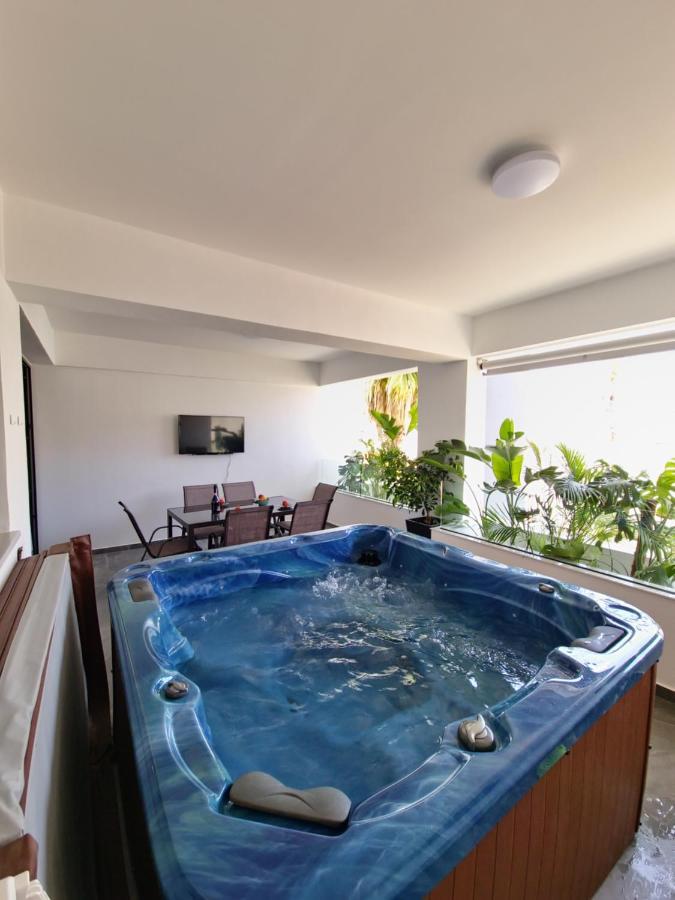 Carisa Deluxe Apartment With Jacuzzi Larnaca Dış mekan fotoğraf