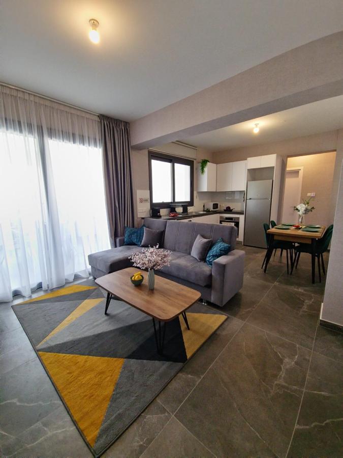 Carisa Deluxe Apartment With Jacuzzi Larnaca Dış mekan fotoğraf